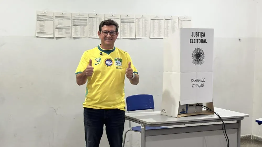 Em Rondonópolis, Rodrigo da Zaeli vota acompanhado da esposa e demonstra otimismo com resultado das urnas